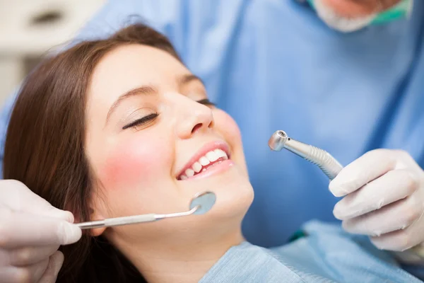 Donna che riceve cure dentistiche — Foto Stock