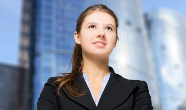 gülümseyen genç iş kadını