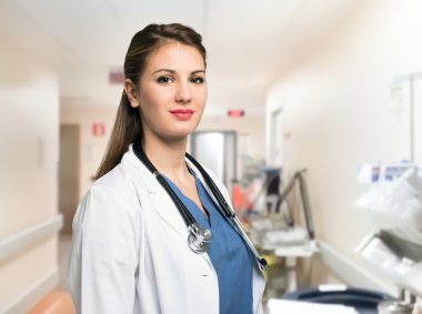 Bir hastanede doktor gülümseyen