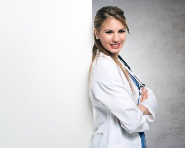Boş tahta karşı yaslanmış doktor