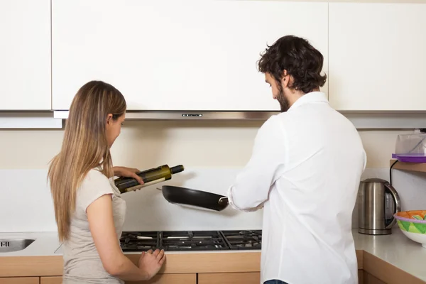 Casal cozinhar em sua cozinha — Fotografia de Stock