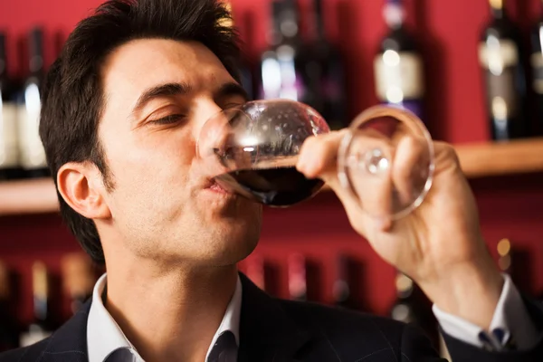 Sommelier degustação copo de vinho — Fotografia de Stock