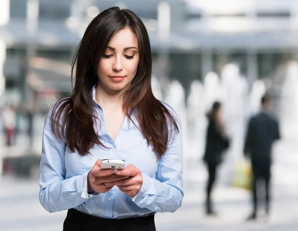 Frau benutzte Handy — Stockfoto