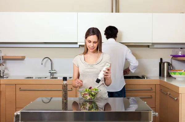 Casal cozinhar em sua cozinha — Fotografia de Stock