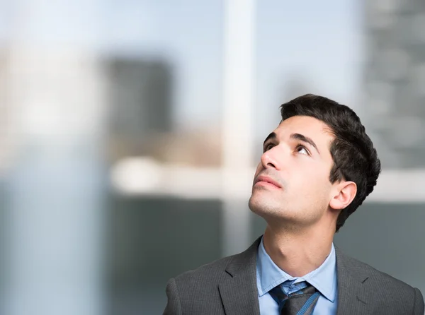 Young businessman looking up — Stock Photo, Image