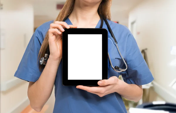 Pielęgniarka, trzymając tabletkę — Zdjęcie stockowe