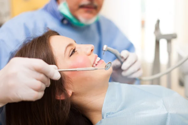 Donna che riceve cure dentistiche — Foto Stock