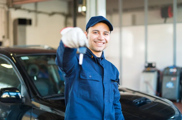 Mechanic returning keys to you — Stock Photo, Image