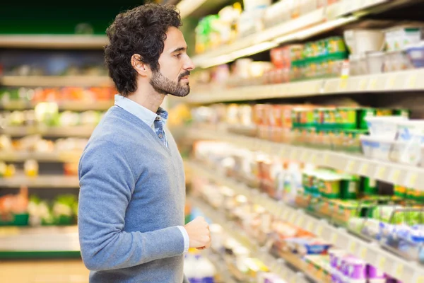 Homme faisant du shopping au supermarché — Photo