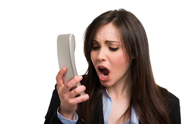 Boos vrouw schreeuwen tegen telefoon — Stockfoto