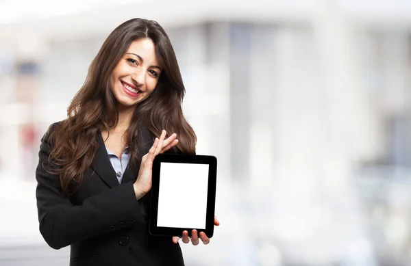 Mujer sosteniendo tableta — Foto de Stock