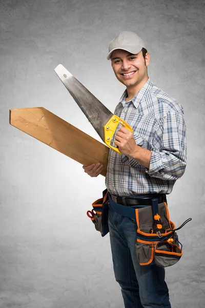 Carpintero sosteniendo tablones de madera — Foto de Stock
