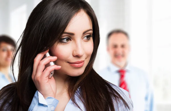 Žena mluví na mobilním telefonu — Stock fotografie