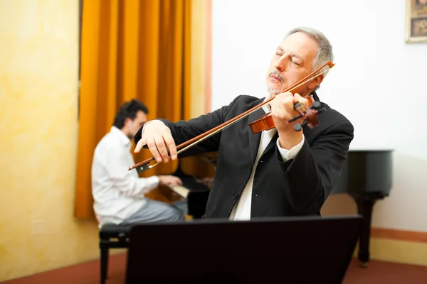 Violinist och pianist spelar — Stockfoto