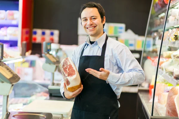 Tendero sonriendo en la tienda de comestibles — Foto de Stock