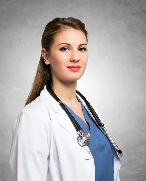 Улыбающаяся женщина-врач — стоковое фото