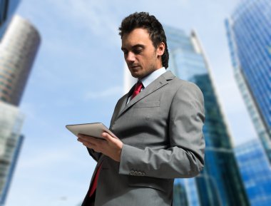 Dijital tablet kullanan bir adam