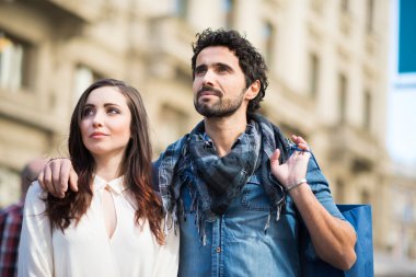 genç bir çift alışveriş