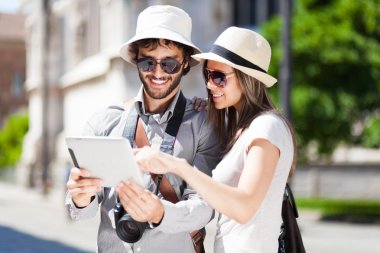 Turistler dijital tablet kullanma