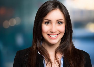 gülümseyen güzel iş kadını