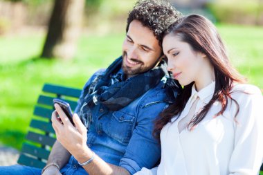 Çift bir smartphone vasıl