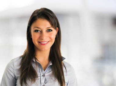 Genç, gülümseyen kadın