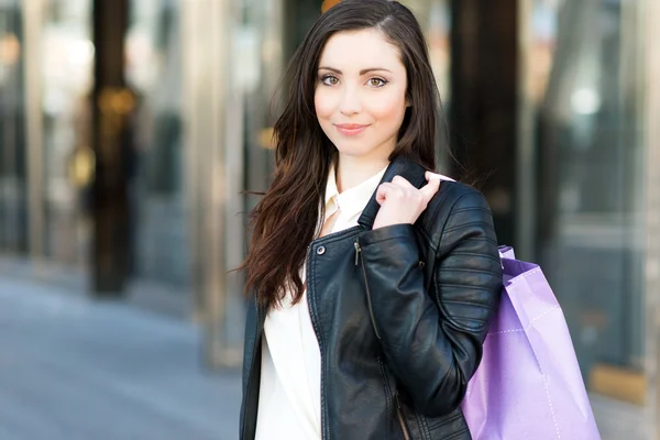 Mujer sosteniendo bolsa de compras —  Fotos de Stock