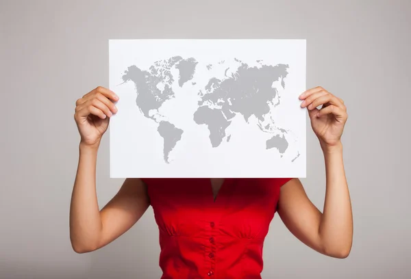 세계 지도 들고 여자 — 스톡 사진