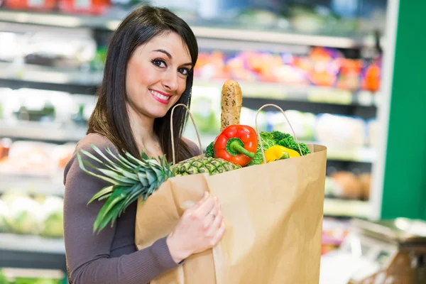 Жінка купує в супермаркеті — стокове фото