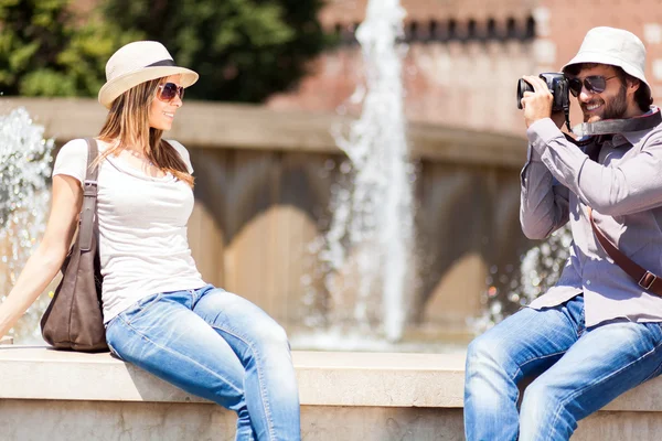 Man take picture of girlfriend — Stock Photo, Image