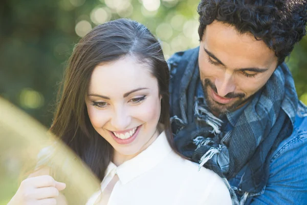 Couple souriant s'amuser à l'extérieur — Photo