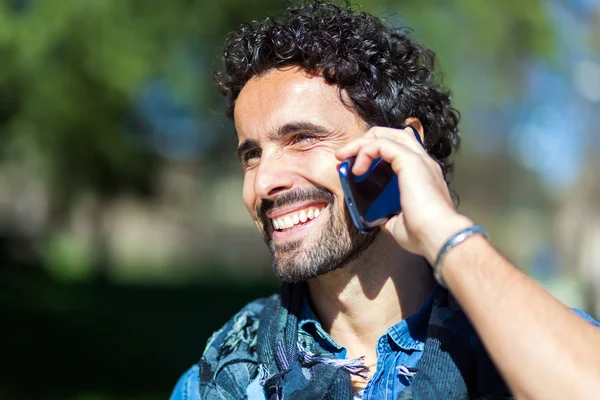 Usmívající se muž mluví na telefonu — Stock fotografie