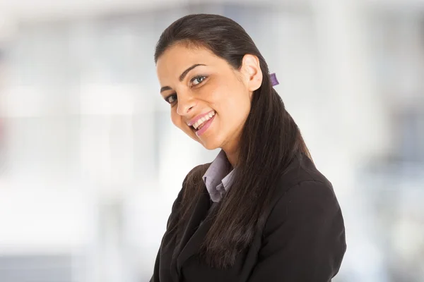 Mulher de negócios bonita no escritório — Fotografia de Stock