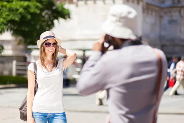Man take picture of girlfriend — Stock Photo, Image