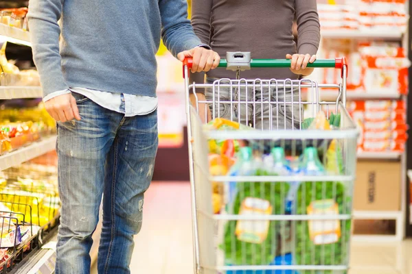 Paar winkelen in de supermarkt — Stockfoto