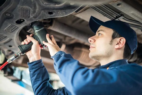 Mechanik opravy auta — Stock fotografie