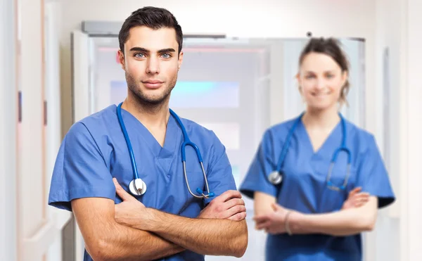 Giovani medici in ospedale — Foto Stock