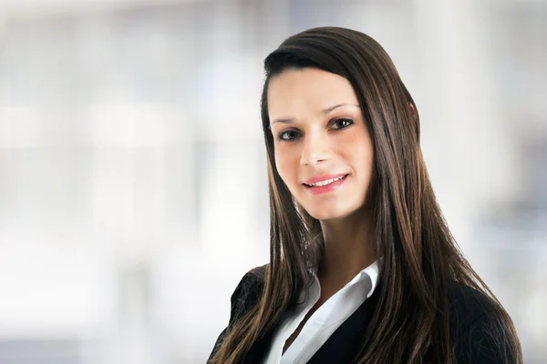 Giovane donna sorridente — Foto Stock