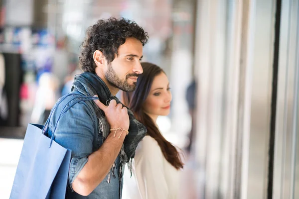 Junges Paar beim Einkaufen — Stockfoto