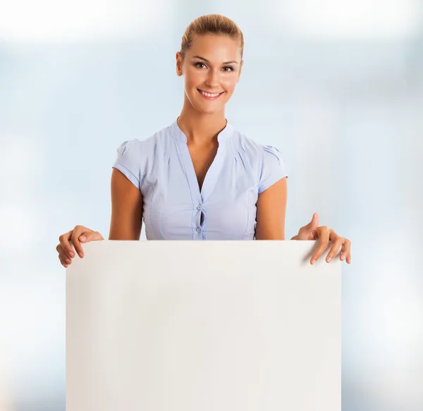 Mujer mostrando tablero en blanco —  Fotos de Stock