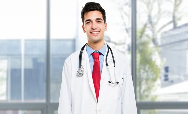 Médico sonriente en el trabajo — Foto de Stock