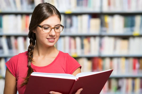 Lachende student in bibliotheek — Stockfoto