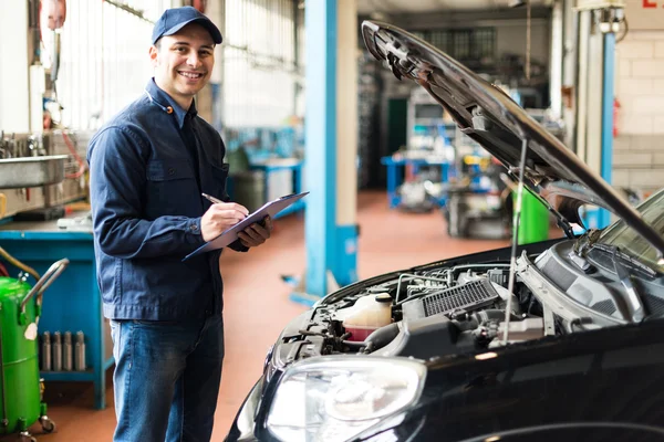 Op het werk in zijn garage monteur — Stockfoto