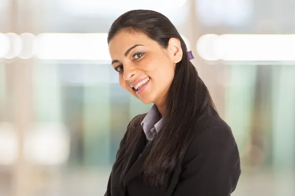 Mulher de negócios bonita no escritório — Fotografia de Stock