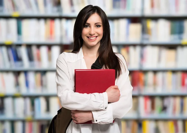 Uśmiechający się uczniów w bibliotece — Zdjęcie stockowe