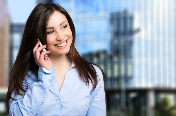 Молодая деловая женщина разговаривает по телефону — стоковое фото