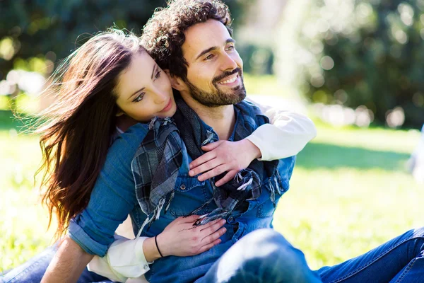 Pareja relajándose en la hierba — Foto de Stock