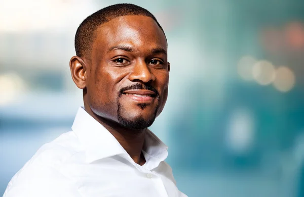 Afrikanischer Geschäftsmann in modernem Büro — Stockfoto
