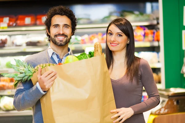 Coppia shopping al supermercato — Foto Stock