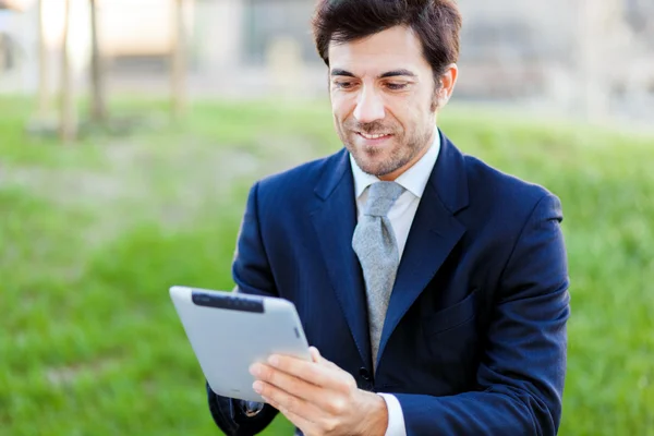 Mann nutzt digitales Tablet — Stockfoto